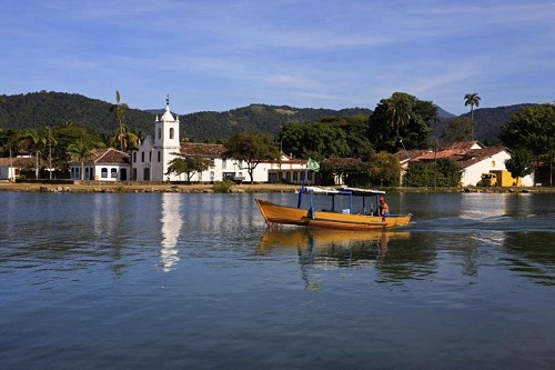 Passeio de escuna com snorkelling em Paraty